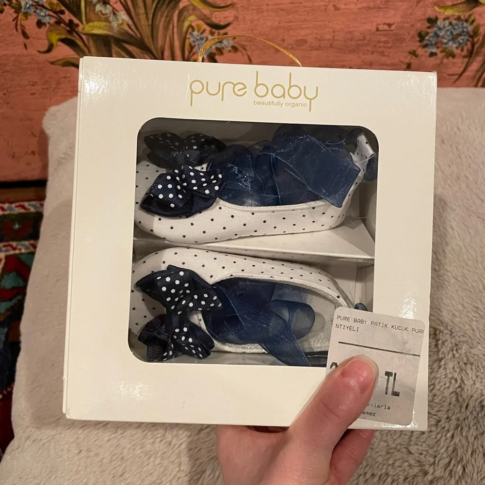 Gorgeous Baby shoes white with navy polka dot & bow Size 2
